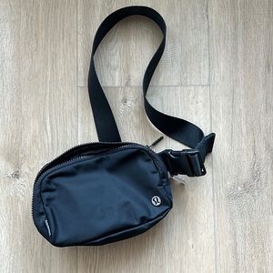 Lululemon mini belt bag, black, new